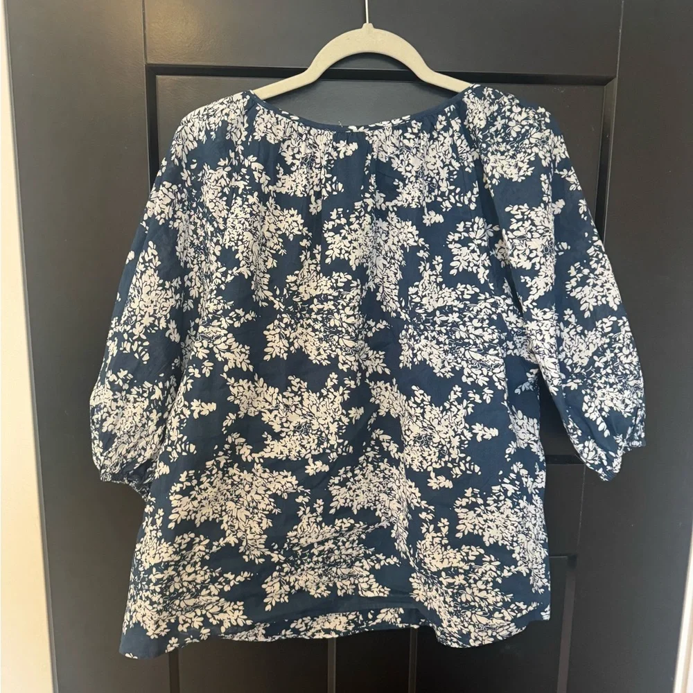 Abercrombie & Fitch Navy Blue and White Floral V-Neck Blouse